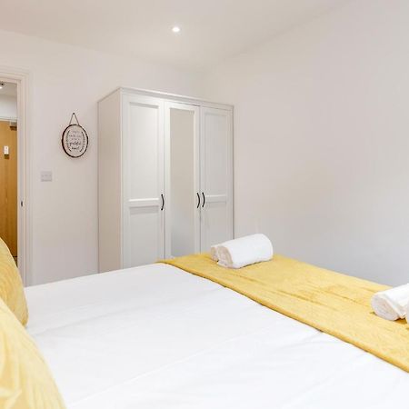 Watford Town Centre, Serviced One Bed Flat With Choice Of King Or Twin Beds, Sleeps Up To 4 Sharing, Free Wifi And Free Movies Лондон Екстериор снимка