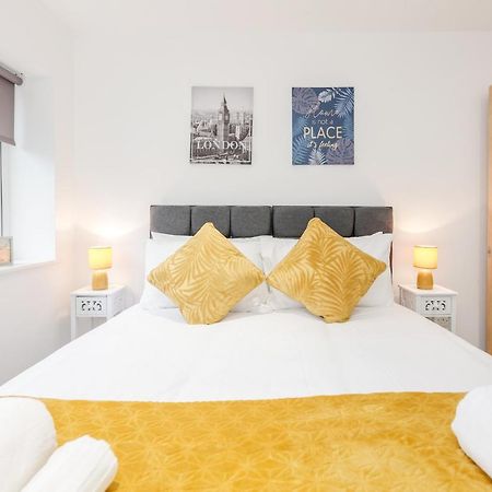Watford Town Centre, Serviced One Bed Flat With Choice Of King Or Twin Beds, Sleeps Up To 4 Sharing, Free Wifi And Free Movies Лондон Екстериор снимка